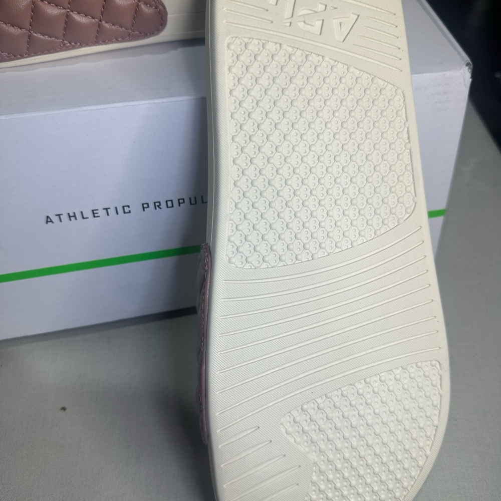 653.714. APL Quilted Slide Sandals in Beachwood/Pristine - Picture 4 of 6